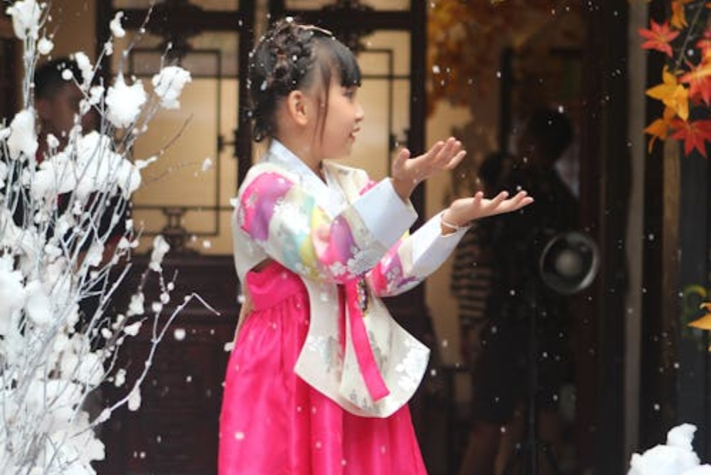 petite fille hanbok neige